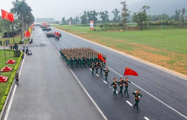 Ngắm những "bóng hồng" trên thao trường tập diễu binh, diễu hành- Ảnh 1.