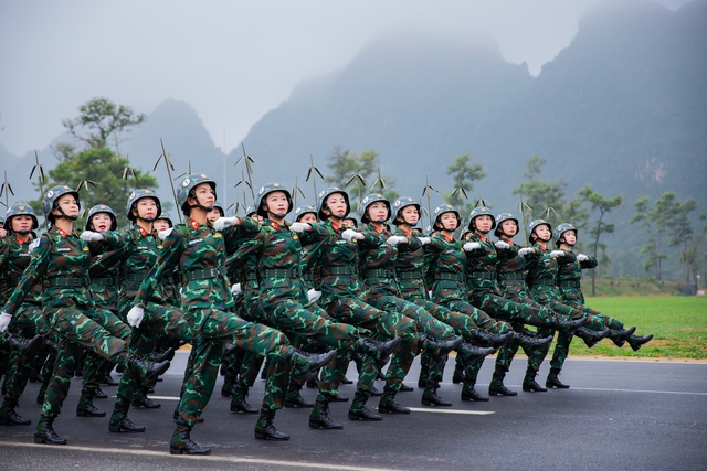 Ngắm những "bóng hồng" trên thao trường tập diễu binh, diễu hành- Ảnh 7.