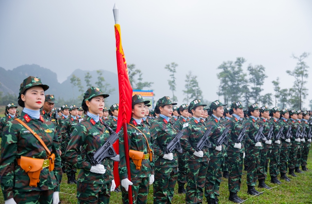 Ngắm những "bóng hồng" trên thao trường tập diễu binh, diễu hành- Ảnh 10.