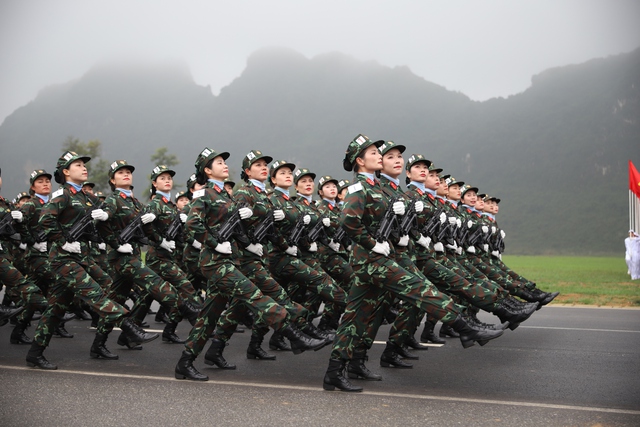 Ngắm những "bóng hồng" trên thao trường tập diễu binh, diễu hành- Ảnh 8.