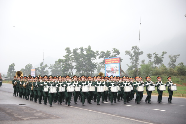 Ngắm những "bóng hồng" trên thao trường tập diễu binh, diễu hành- Ảnh 4.