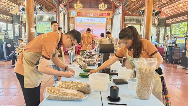 Thí sinh tham gia cuộc thi rang cà phê đặc sản