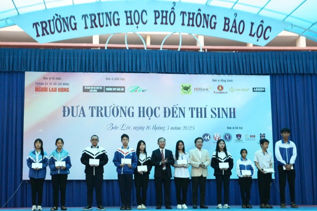 "ĐƯA TRƯỜNG HỌC ĐẾN THÍ SINH" TẠI LÂM ĐỒNG: Giải tỏa nỗi lo về nghề nghiệp tương lai- Ảnh 2.