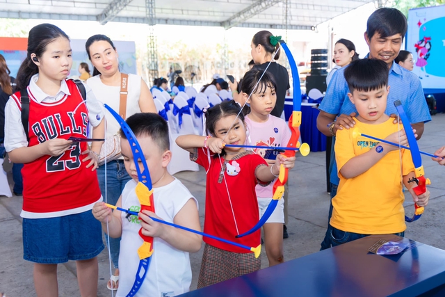 100 bé gái khó khăn hóa thân thành công chúa diễn thời trang cùng Hoa hậu H'Hen Niê- Ảnh 5.