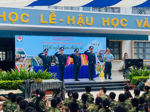 Bộ đội tên lửa truyền lửa cho học sinh- Ảnh 3.