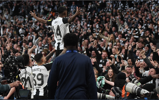 Liverpool thành cựu vương League Cup, Newcastle có danh hiệu sau 70 năm- Ảnh 5.