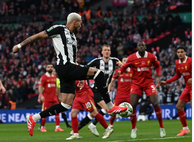 Liverpool thành cựu vương League Cup, Newcastle có danh hiệu sau 70 năm- Ảnh 1.