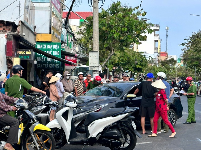 Ô tô húc khiến xe chở nguyên vật liệu lao vào cửa hàng- Ảnh 1.