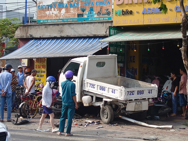 Ô tô húc khiến xe chở nguyên vật liệu lao vào cửa hàng- Ảnh 2.