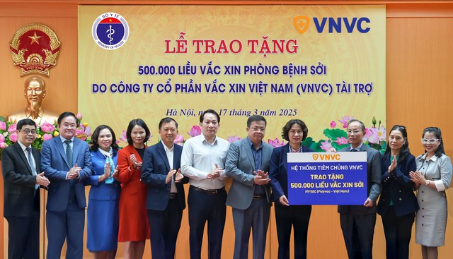 Đại diện Hệ thống tiêm chủng VNVC, ThS.BS Nghiêm Trần Dũng trao tặng 500.000 liều vắc-xin sởi (MVVAC) cho Thứ trưởng Bộ Y tế Nguyễn Thị Liên Hương