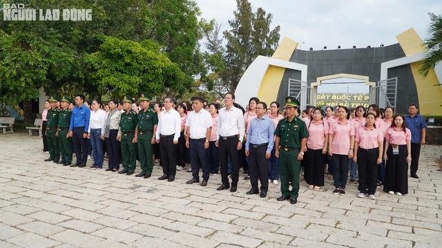 Đoàn đại biểu chương trình Ngày hội Biên phòng toàn dân dâng hương liệt sĩ Rừng Sác- Ảnh 1.