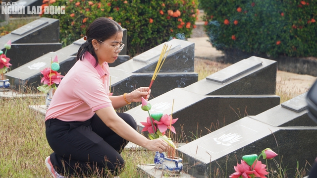 Đoàn đại biểu chương trình Ngày hội Biên phòng toàn dân dâng hương liệt sĩ Rừng Sác- Ảnh 2.