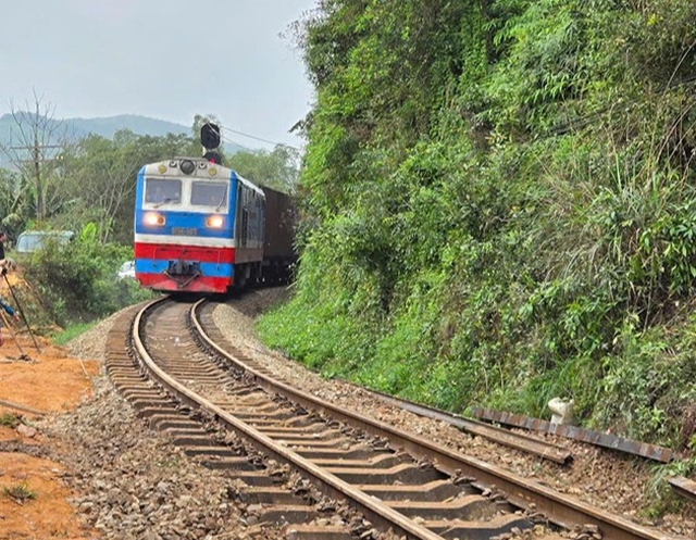 Thông tuyến đường sắt Bắc - Nam sau sự cố tàu hàng va chạm với xe tải- Ảnh 1.