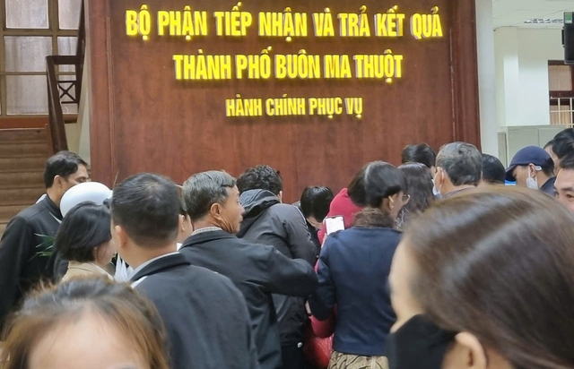 CLIP: Người dân chen chân làm thủ tục đất đai ở TP Buôn Ma Thuột- Ảnh 2.