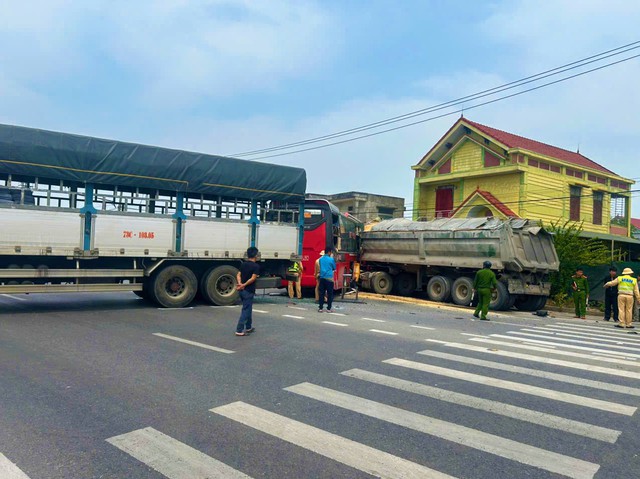 Tai nạn liên hoàn nghiêm trọng ở Quảng Bình, nhiều người nhập viện- Ảnh 1.