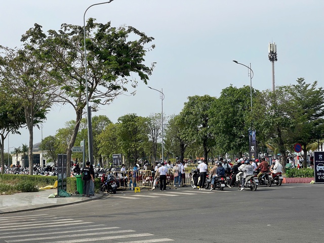 Hàng ngàn người "đội nắng" chờ xem ca nhạc của “Anh trai Say Hi” - Ảnh 3.