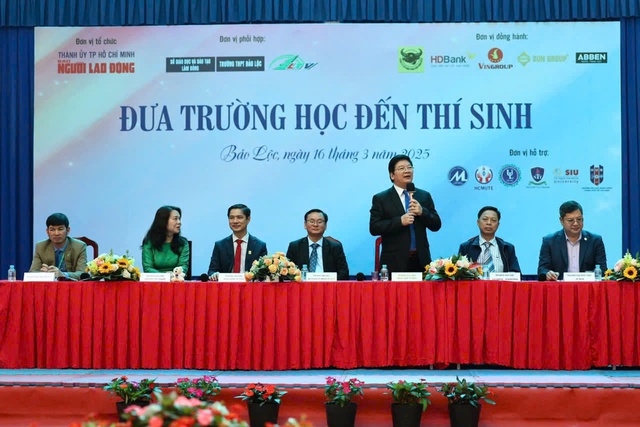 Hôm nay, hơn 1.600 học sinh Bình Dương tham gia "Đưa trường học đến thí sinh"- Ảnh 1.