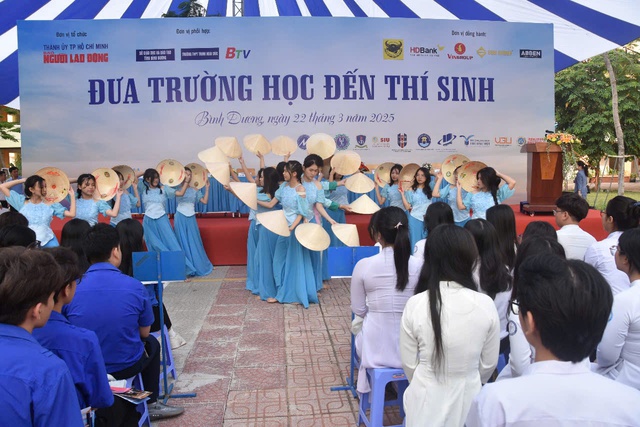 "Đưa trường học đến thí sinh" tại Bình Dương: Thông tin mới nhất về xét tuyển- Ảnh 2.