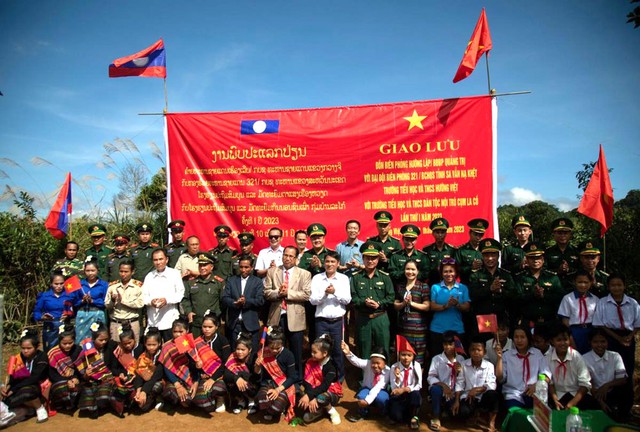 Giao lưu, trao đổi kinh nghiệm và tặng quà cho giáo viên, học sinh giữa hai nước Việt Nam - Lào. Ảnh: TRÚC HÀ