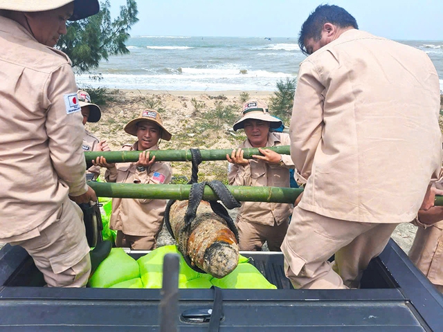 Giật mình thấy bom "khủng" nằm ngay bãi biển- Ảnh 1.