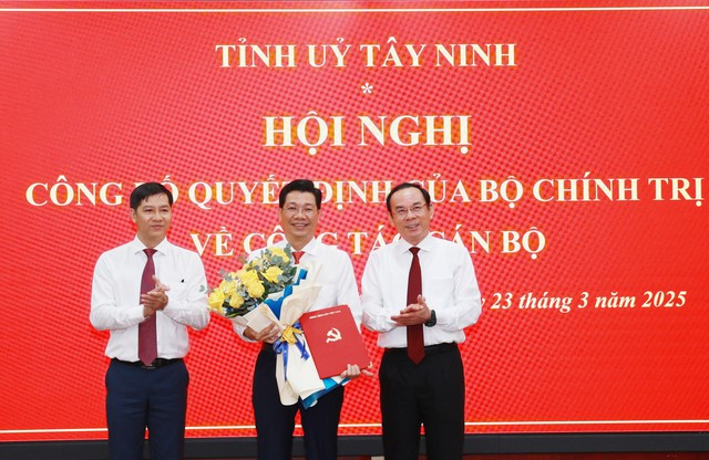 Trao quyết định của Bộ Chính trị về công tác cán bộ tại Tây Ninh- Ảnh 1.