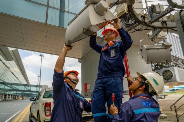 Nhân viên kỹ thuật thay, bảo dưỡng bóng đèn thường xuyên.