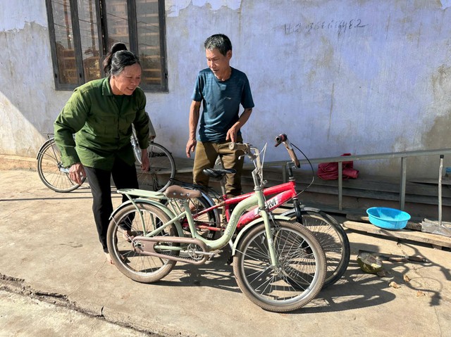 Xúc động câu chuyện 3 cháu nhỏ đạp xe gần 50km tìm cha- Ảnh 4.