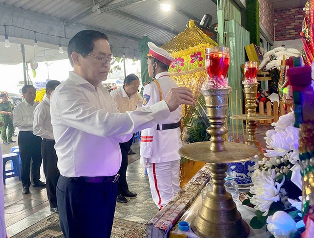 Đồng đội, người dân xót thương chiến sĩ hy sinh khi khống chế đối tượng nguy hiểm- Ảnh 1.