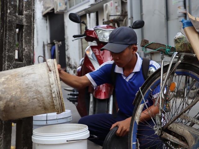 VIDEO: Ý chí của nam sinh lớp 11 ở Cà Mau- Ảnh 8.