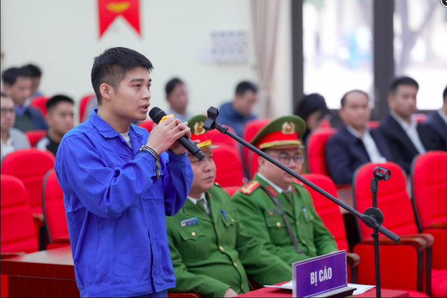 Hàng trăm người dân dự phiên xét xử lưu động vụ "thổi giá" đất tới 30 tỉ đồng/m2- Ảnh 1. Hàng trăm người dân dự phiên xét xử lưu động vụ "thổi giá" đất tới 30 tỉ đồng/m2- Ảnh 1.