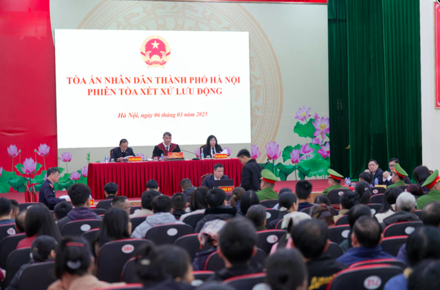 Hàng trăm người dân dự phiên xét xử lưu động vụ "thổi giá" đất tới 30 tỉ đồng/m2- Ảnh 2. Hàng trăm người dân dự phiên xét xử lưu động vụ "thổi giá" đất tới 30 tỉ đồng/m2- Ảnh 2.
