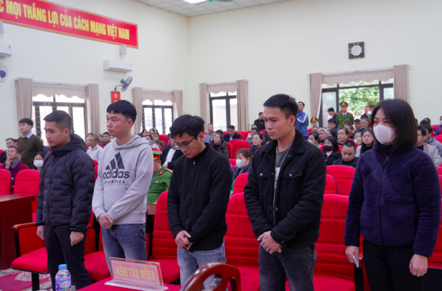 Hàng trăm người dân dự phiên xét xử lưu động vụ "thổi giá" đất tới 30 tỉ đồng/m2- Ảnh 3. Hàng trăm người dân dự phiên xét xử lưu động vụ "thổi giá" đất tới 30 tỉ đồng/m2- Ảnh 3.