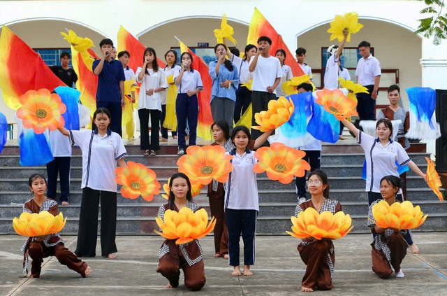 Khai mạc "Đưa trường học đến thí sinh" năm 2025: Cơ hội để học sinh Long An chọn đúng nghề- Ảnh 1.