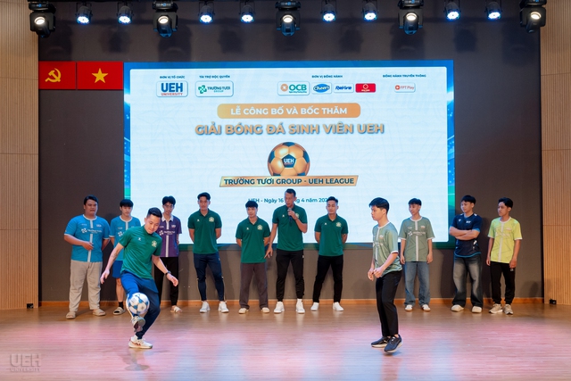 Công Phượng "truyền lửa" cho bóng đá học đường ở lễ ra mắt giải UEH League 2025- Ảnh 1.