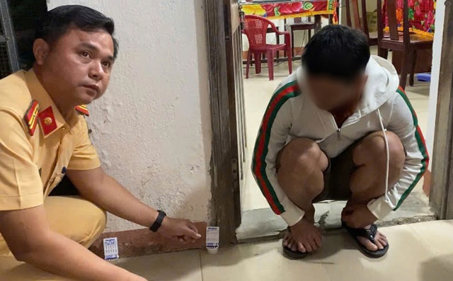 2 thanh niên có biểu hiện đáng ngờ, thấy công an liền bỏ chạy- Ảnh 1. 2 thanh niên có biểu hiện đáng ngờ, thấy công an liền bỏ chạy- Ảnh 1.