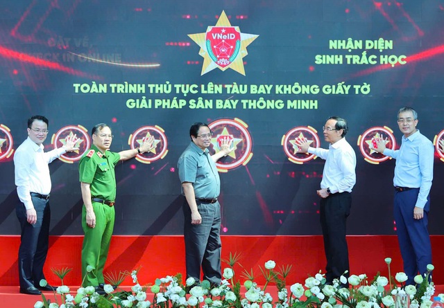 Thủ tướng Chính phủ Phạm Minh Chính cùng lãnh đạo các bộ, ban, ngành khởi động tính năng Toàn trình thủ tục lên máy bay không cần giấy tờ với nhận diện sinh trắc học qua ứng dụng VNEID Thủ tướng Chính phủ Phạm Minh Chính cùng lãnh đạo các bộ, ban, ngành khởi động tính năng Toàn trình thủ tục lên máy bay không cần giấy tờ với nhận diện sinh trắc học qua ứng dụng VNEID