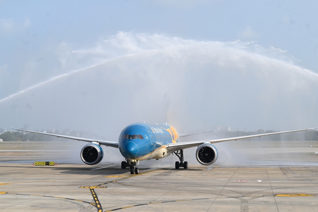 Chuyến bay VN243 được chào đón trang trọng bằng nghi thức phun vòi rồng - truyền thống trong ngành hàng không dành cho những chuyến bay mang dấu mốc đặc biệt Chuyến bay VN243 được chào đón trang trọng bằng nghi thức phun vòi rồng - truyền thống trong ngành hàng không dành cho những chuyến bay mang dấu mốc đặc biệt