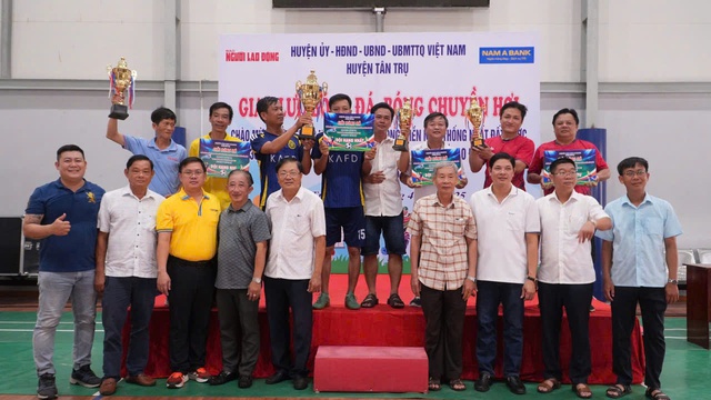 Giao lưu bóng đá, bóng chuyền giữa Báo Người Lao Động với các đơn vị tỉnh Long An- Ảnh 6.