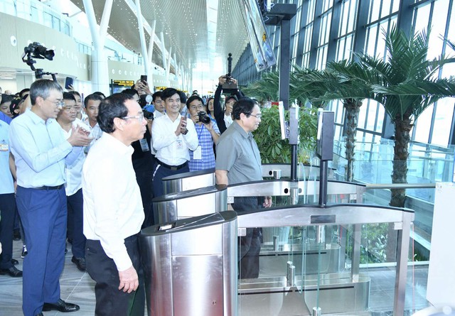 Thủ tướng Chính phủ Phạm Minh Chính cùng lãnh đạo các bộ, ban, ngành đã đến cửa ra máy bay số 12 của chuyến bay VN244 để trực tiếp kiểm tra quy trình làm thủ tục lên máy bay bằng công ng Thủ tướng Chính phủ Phạm Minh Chính cùng lãnh đạo các bộ, ban, ngành đã đến cửa ra máy bay số 12 của chuyến bay VN244 để trực tiếp kiểm tra quy trình làm thủ tục lên máy bay bằng công ng