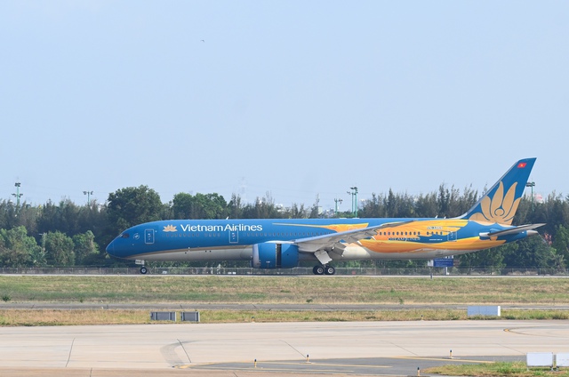 Máy bay Boeing VN-A868 mang biểu tượng chim Lạc thực hiện chuyến bay VN243 đang lăn trên đường lăn Máy bay Boeing VN-A868 mang biểu tượng chim Lạc thực hiện chuyến bay VN243 đang lăn trên đường lăn