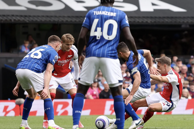 Arsenal đại thắng Ipswich Town, ngăn Liverpool vô địch sớm- Ảnh 1.