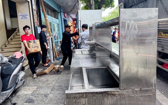 Tháo dỡ, chuyển đồ đạc khỏi tòa nhà "hàm cá mập" để chuẩn bị phá dỡ- Ảnh 6.