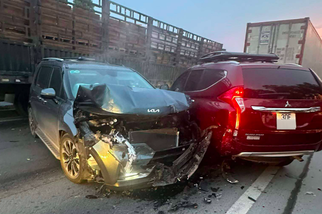 Tai nạn giao thông nghiêm trọng, 11 xe ô tô tông nhau liên hoàn trên cao tốc- Ảnh 2.