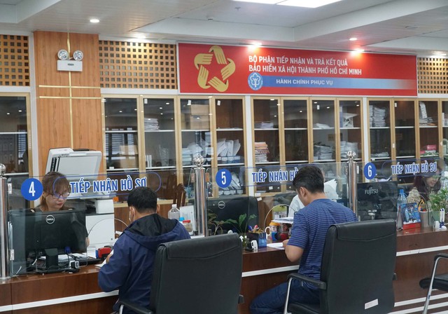 Người dân làm thủ tục BHXH tại BHXH TP HCM Người dân làm thủ tục BHXH tại BHXH TP HCM