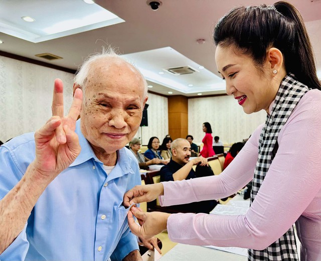 Nghệ sĩ TP HCM phấn khởi đón nhận huy hiệu 50 năm thống nhất đất nước- Ảnh 1. Nghệ sĩ TP HCM phấn khởi đón nhận huy hiệu 50 năm thống nhất đất nước- Ảnh 1.