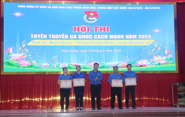 Trao 50 suất hỗ trợ học tập tại Hội thi “Truyên truyền ca khúc cách mạng” tỉnh Hậu Giang - Ảnh 16.