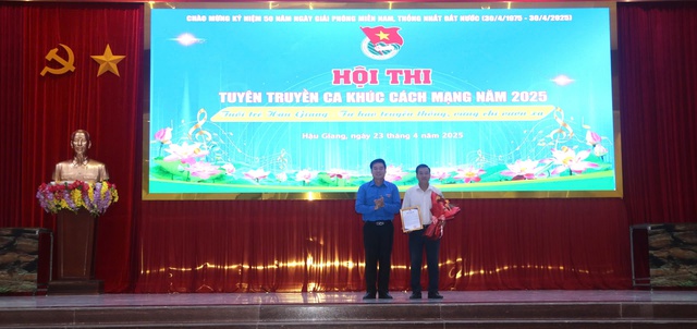 Trao 50 suất hỗ trợ học tập tại Hội thi “Truyên truyền ca khúc cách mạng” tỉnh Hậu Giang - Ảnh 4.