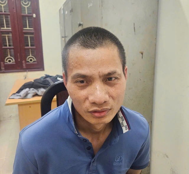 Nghi phạm cầm dao bầu cướp ngân hàng khai gì? - Ảnh 1.
