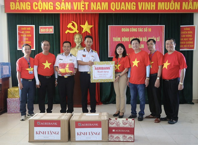 Agribank cùng đoàn công tác ngành ngân hàng thăm Trường Sa và nhà giàn DKI- Ảnh 2. Agribank cùng đoàn công tác ngành ngân hàng thăm Trường Sa và nhà giàn DKI- Ảnh 2.