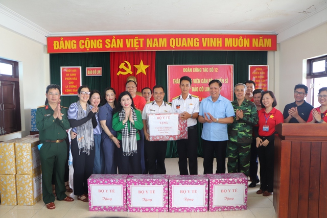 Bộ Y tế ra thăm quần đảo Trường Sa - Ảnh 2.